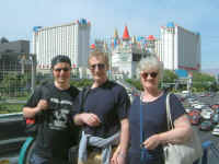 tourists.jpg (42596 bytes)